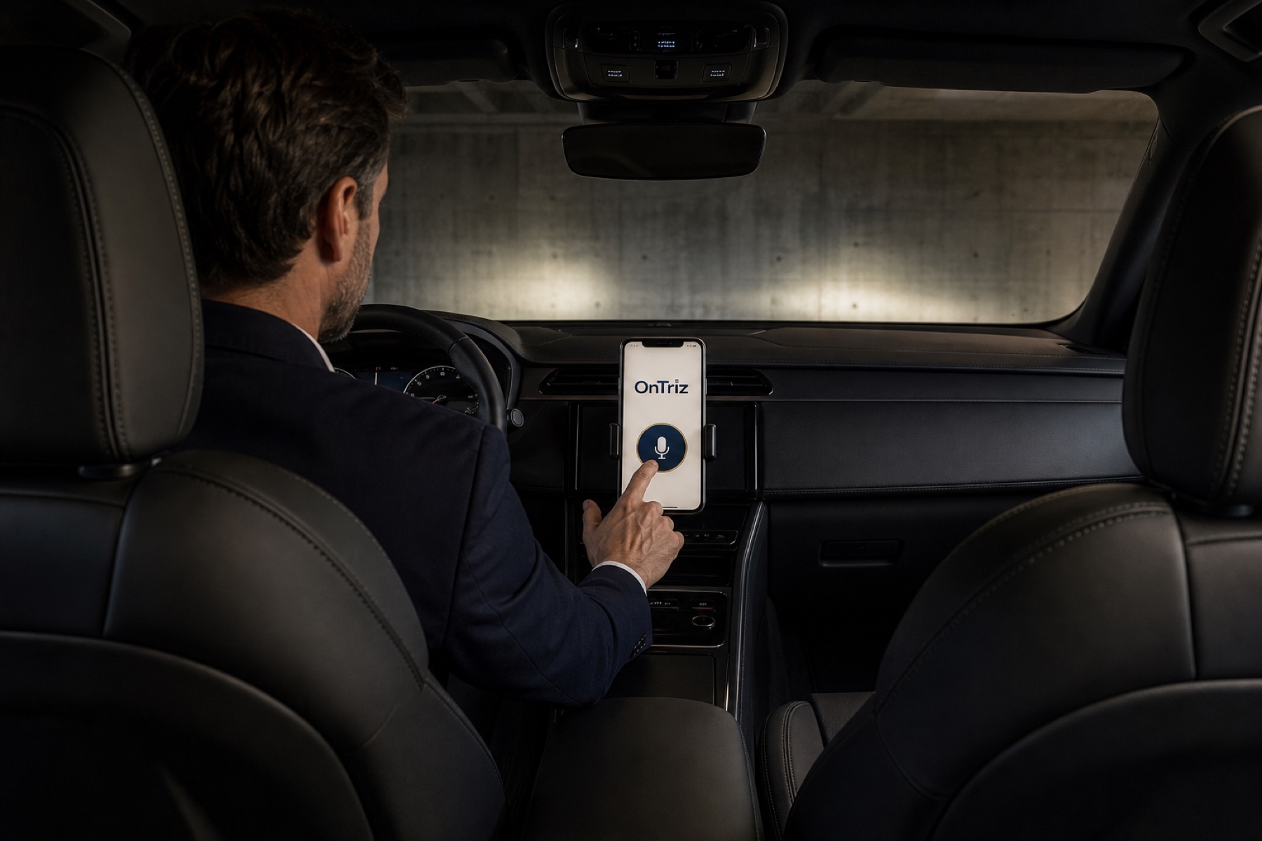 Ondernemer in een geparkeerde auto start vanaf het dashboard een gesprek met OnTriz
